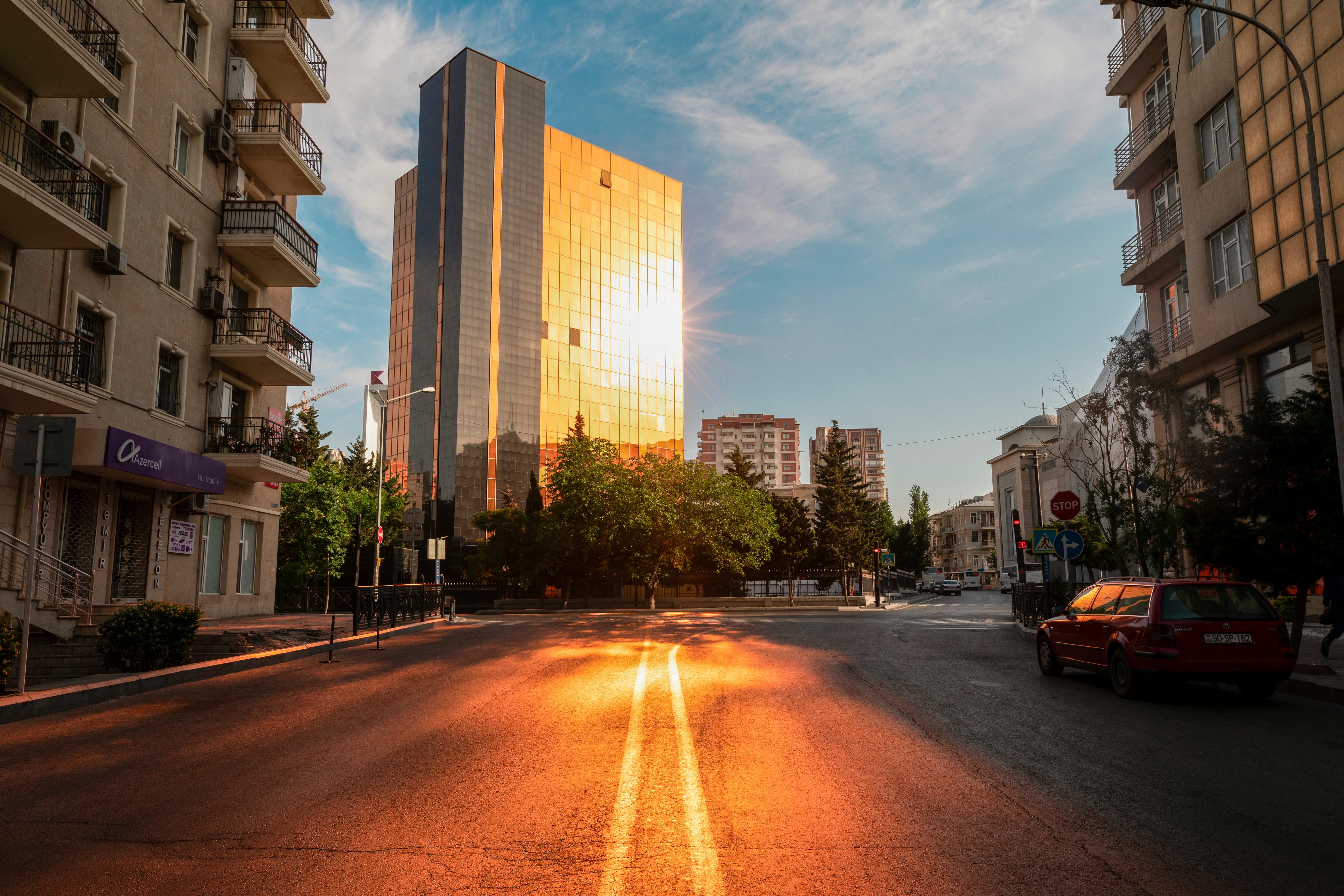 Driving Near Big Commercial Trucks [Fleet Video Safety Tip] — Photo by Fakhri Baghirov on Pexels