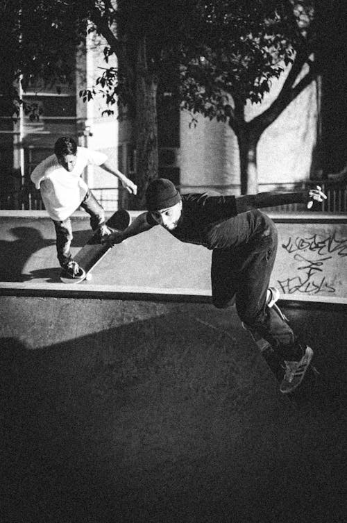 Immagine gratuita di bianco e nero, divertimento, fare skateboard