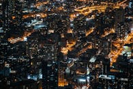 这张航拍照片令人惊叹，它捕捉到了市中心充满活力的城市景观和璀璨的夜色