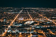 夜晚，城市鸟瞰景观令人惊叹，璀璨的灯光展现出城市的美景与活力