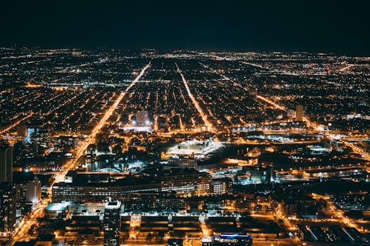 夜晚，城市鸟瞰景观令人惊叹，璀璨的灯光展现出城市的美景与活力