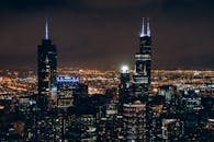 这张令人惊叹的芝加哥天际线夜间鸟瞰图，以威利斯大厦和城市灯光为特色