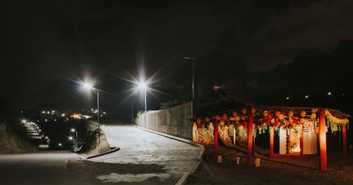 akşam karanlığı, sokaklar içeren Ücretsiz stok fotoğraf