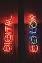 晚上，室内霓虹灯标志亮起红色和彩色，显示着“数字”和“彩色”字样