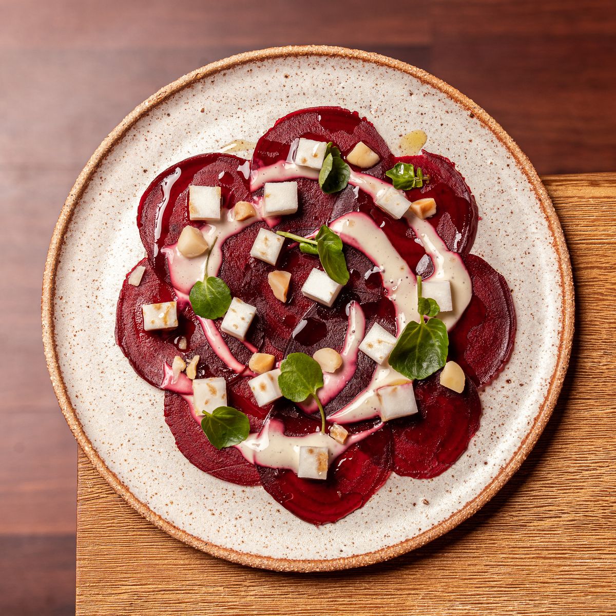 Carpaccio van rode biet met rucola en walnoten