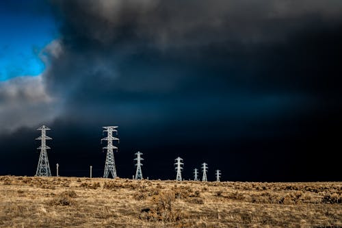 Líneas Eléctricas Sobre Cielo Nublado