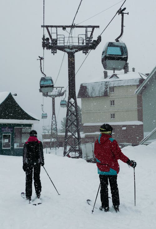 Fotos de stock gratuitas de de espaldas, edificios, esquiando