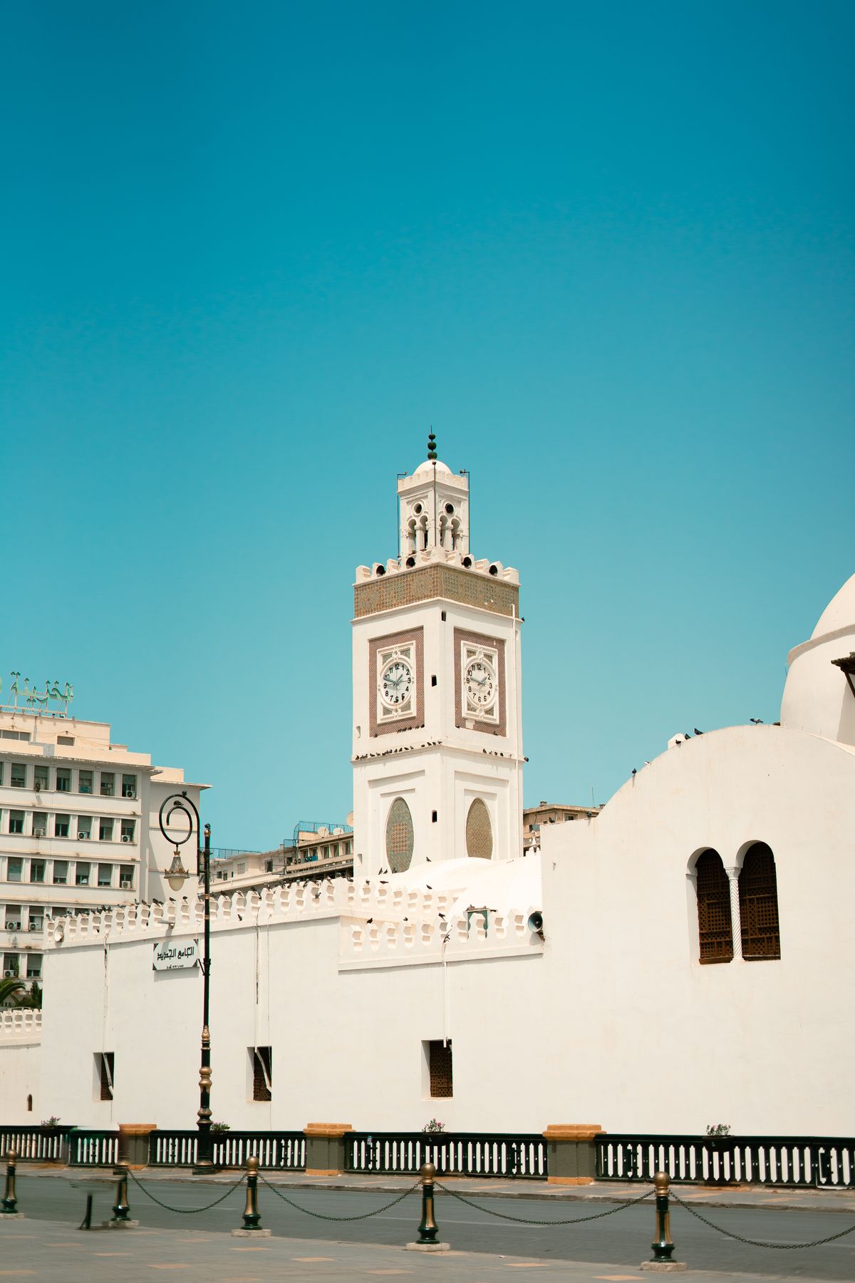 La Grande Mosquée blanche au pied de la Casbah
