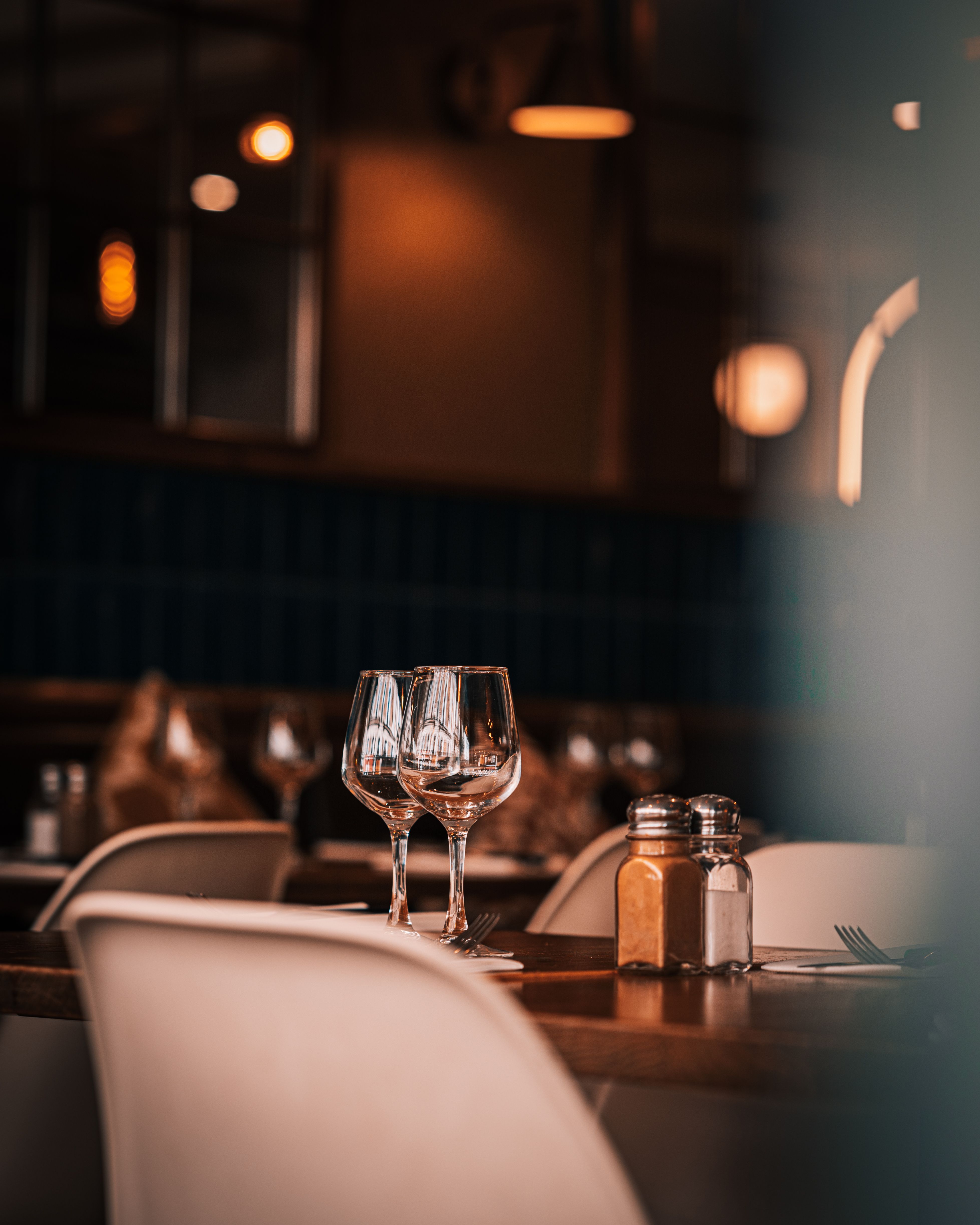 Bistrot lyonnais avec tables en bois et atmosphère chaleureuse