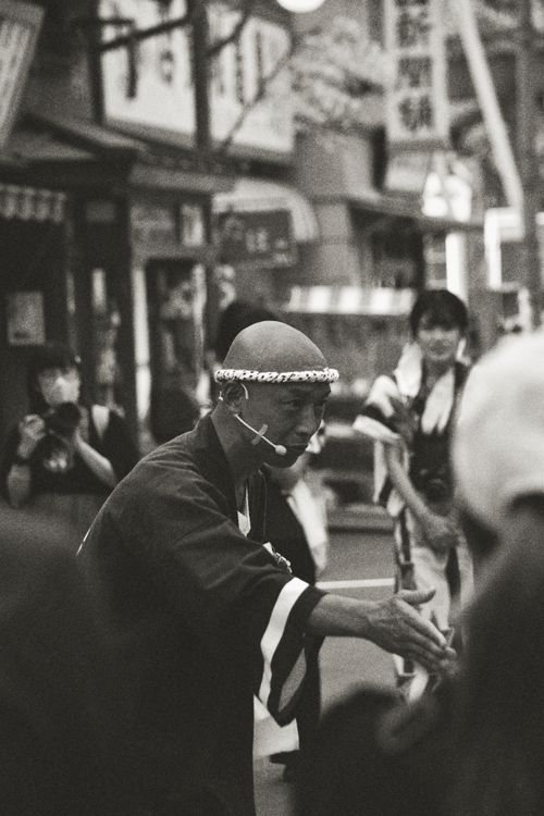 Free Traditional street performance captured in Tokyo's urban setting. Stock Photo