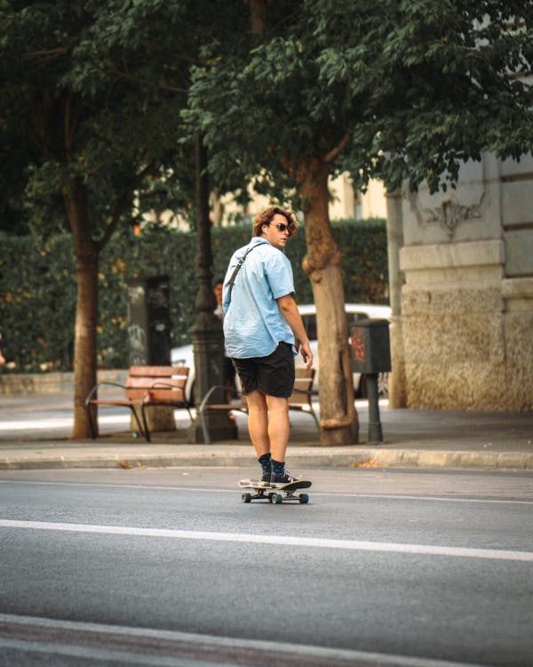 Foto profissional grátis de andar de esqueite, camisa, esqueite