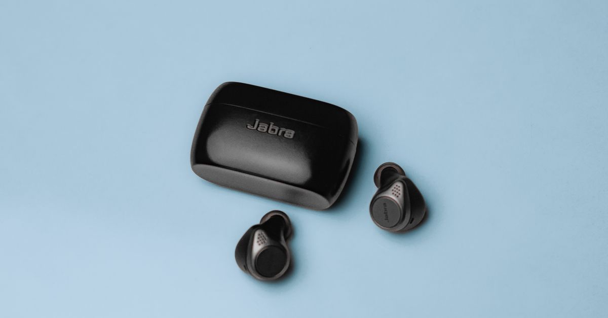 Fones Bluetooth TWS com estojo de carregamento sobre fundo azul minimalista