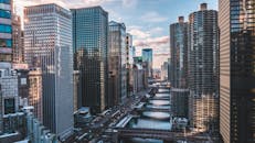 在晴朗的白天，芝加哥标志性的摩天大楼和水路呈现壮丽景色