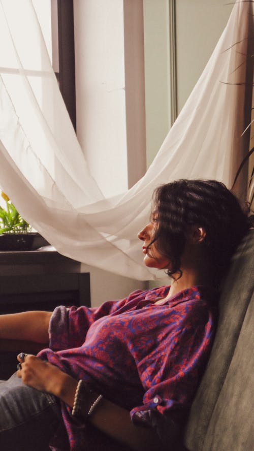 休息, 咖啡色頭髮的女人, 垂直拍攝 的 免費圖庫相片