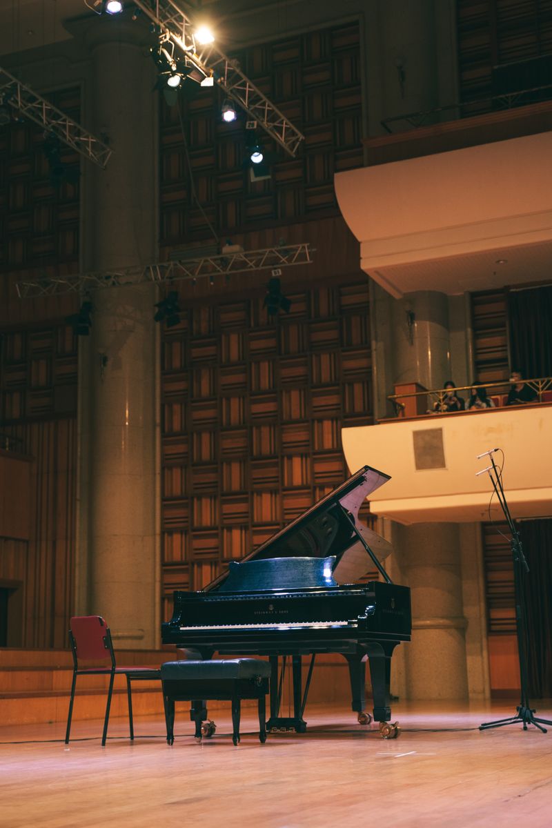Piano de cola en un escenario de sala de conciertos