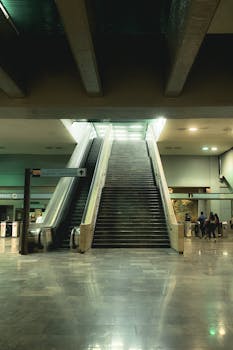 Interior view of escalators in a busy Ciudad de México terminal, capturing urban architecture.