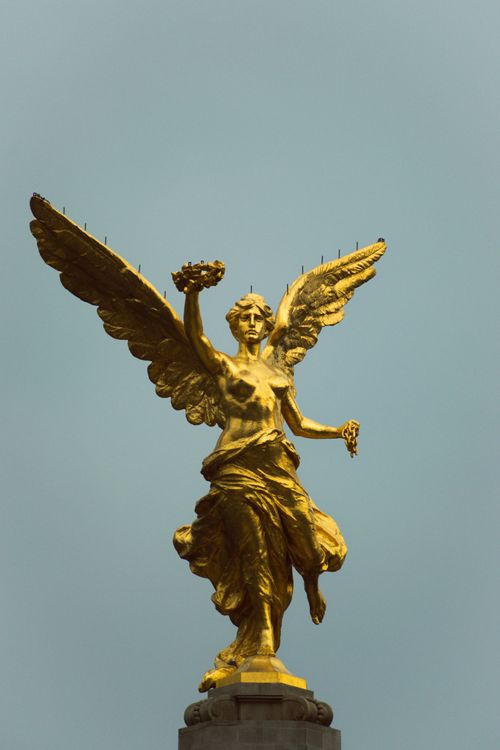 Free Iconic golden statue of the Angel of Independence in Mexico City against a clear sky. Stock Photo