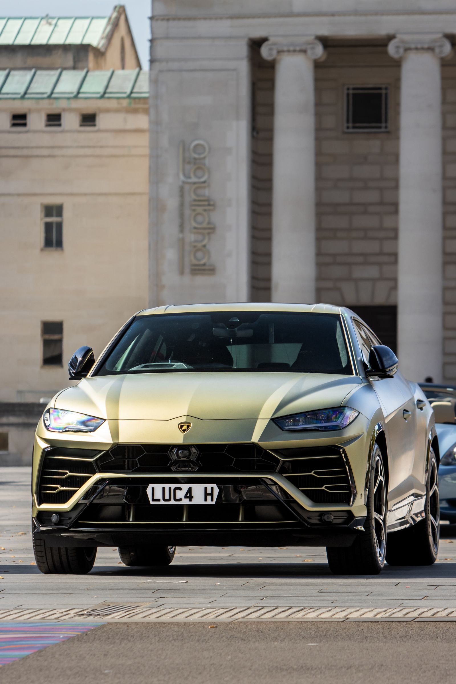 Lamborghini Urus violette en environnement urbain premium