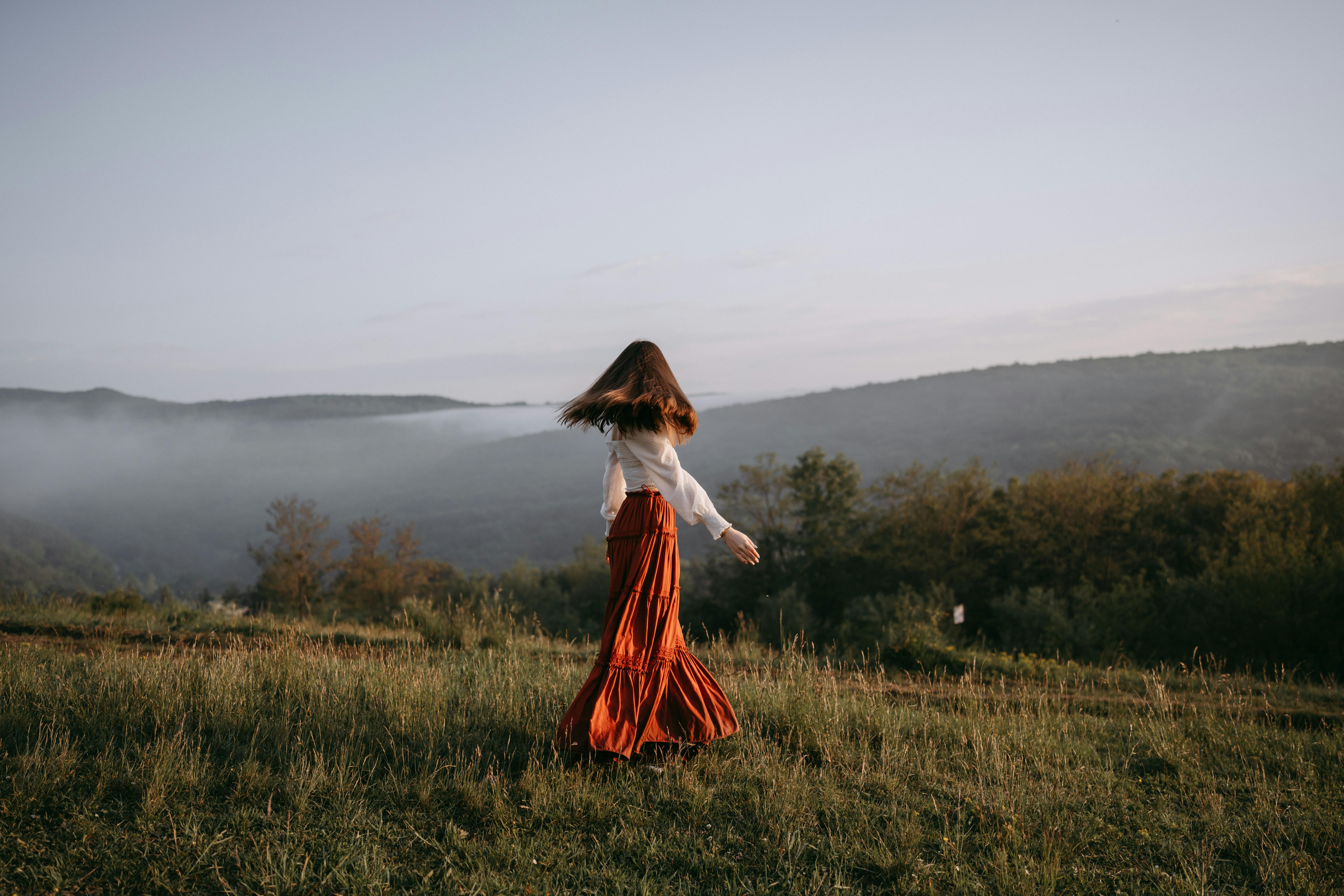 From vintage tops to maxi skirts, build your summer wardrobe with these it girl fashion trends — Photo by Alina G on Pexels