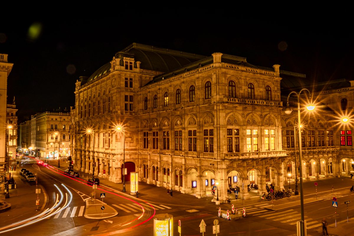 Opera de Stat din Viena iluminata seara
