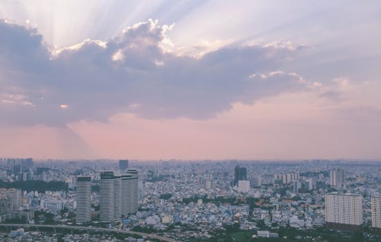 城市天际线壮丽，云层壮观，日落灯光迷人
