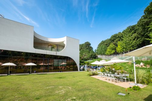 Free Discover a modern cafe with unique architecture, set in a vibrant urban park in South Korea. Stock Photo