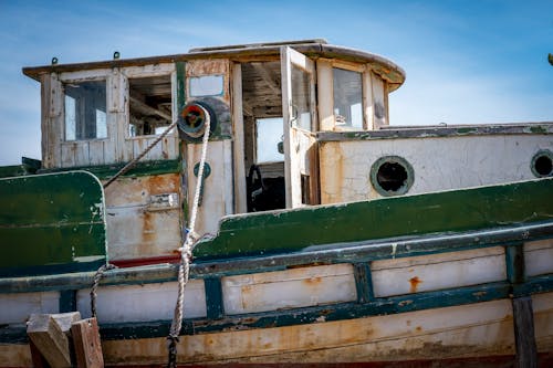 Foto profissional grátis de abandonado, ao ar livre, barco