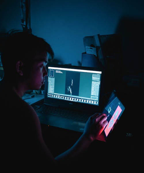 Foto profissional grátis de comprimido, computador portátil, escuro