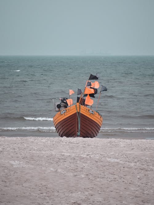 Gratis lagerfoto af båd, flag, hav