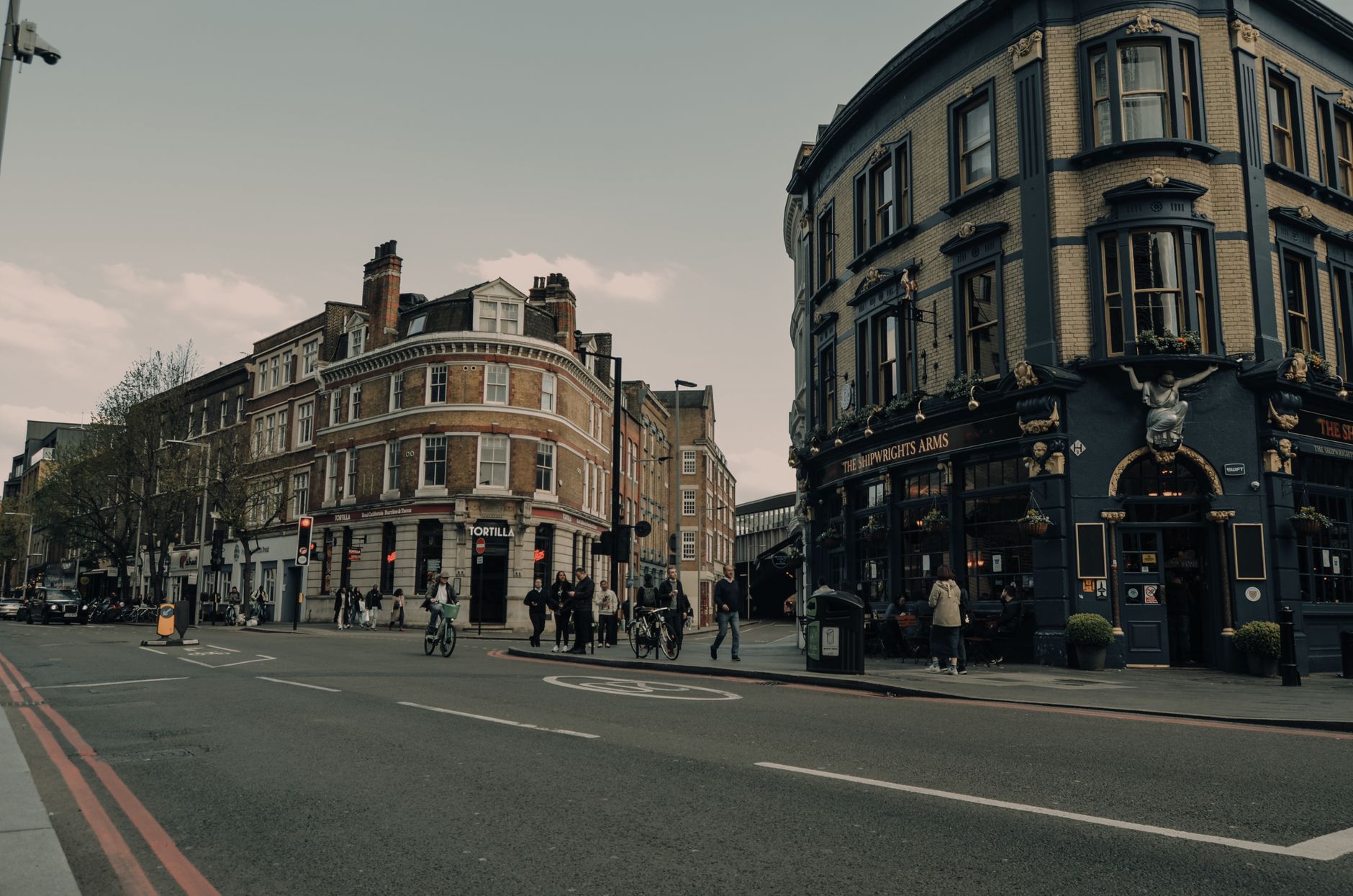 Londra'da bir sokak ve kanalizasyon menholü