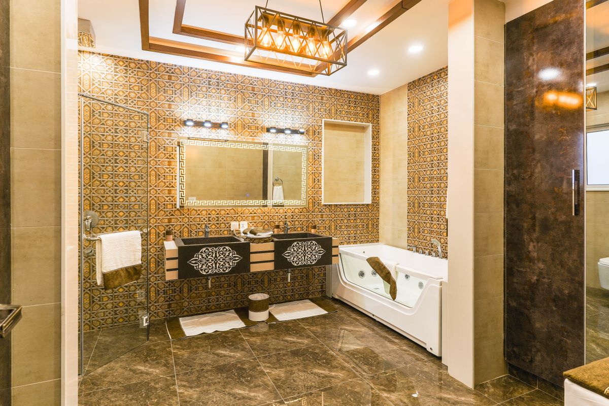 Salle de bain moderne avec carrelage haut de gamme