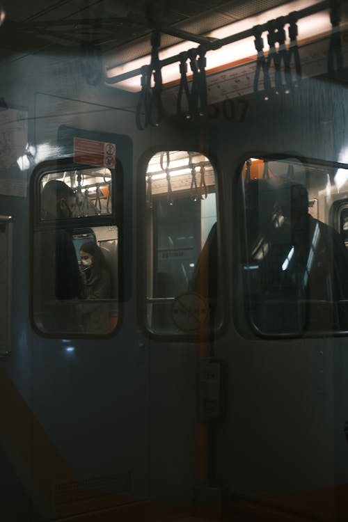 Foto stok gratis kereta bawah tanah, lokomotif, manusia