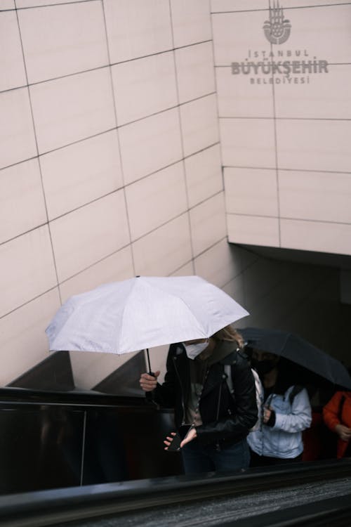 Fotobanka s bezplatnými fotkami na tému dážď, dáždniky, eskalátor