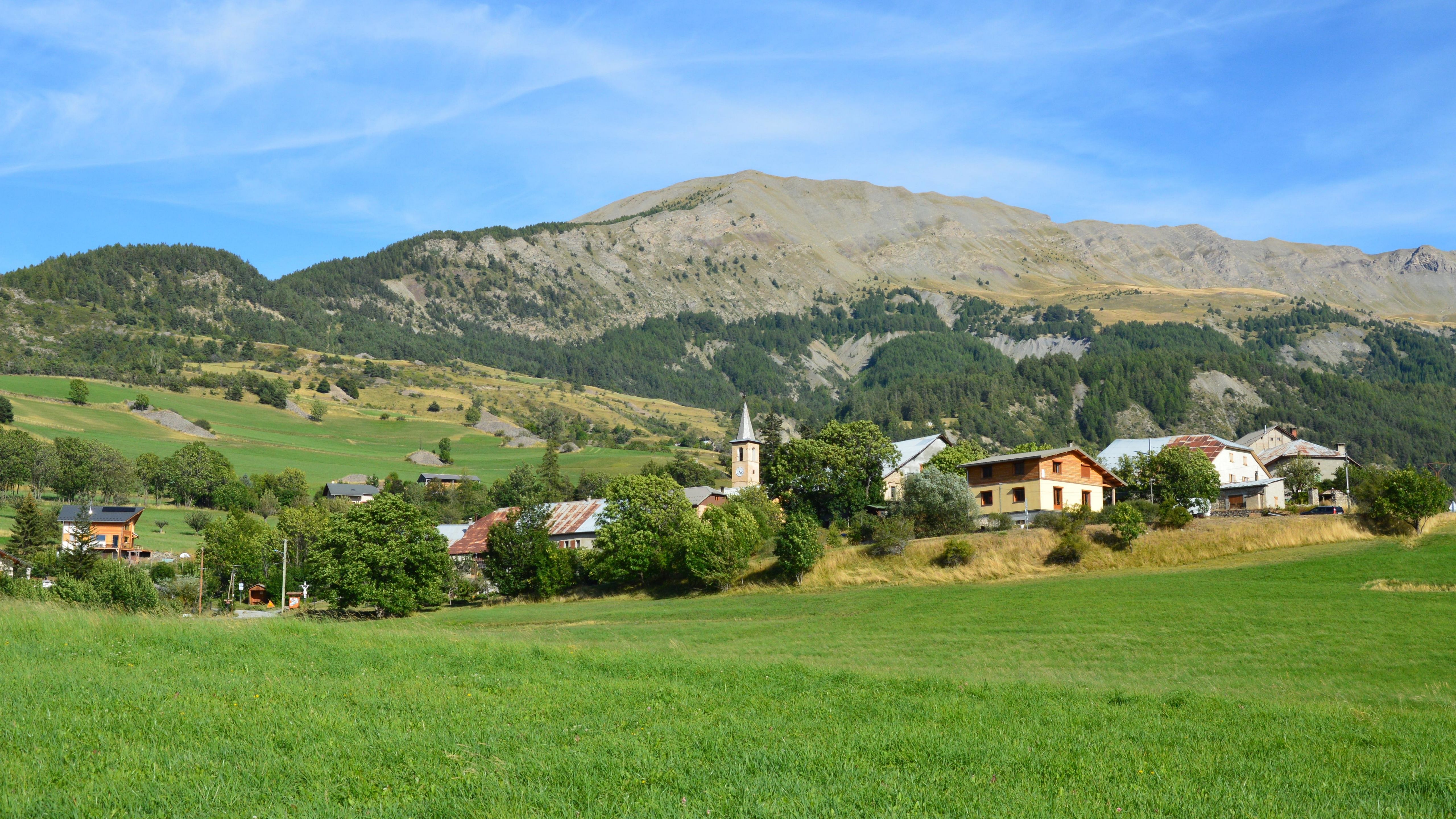View of a Church and Houses in a Mountain Valley · Free Stock Photo
