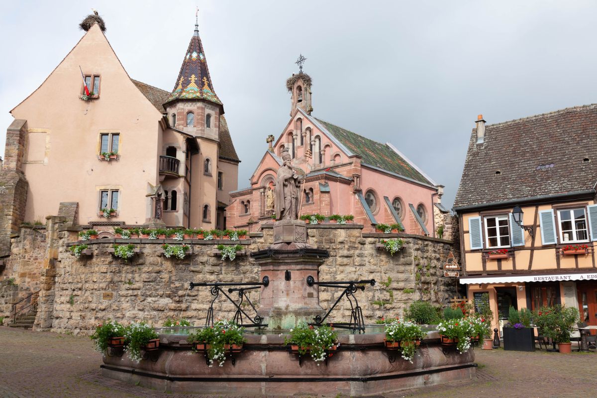Piața Saint-Léon din Eguisheim, cu fântâna și capela din centru