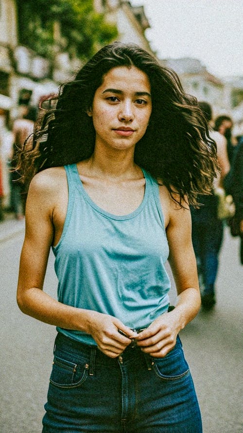 Foto d'estoc gratuïta de cabells castanys, cabells llargs, carrer