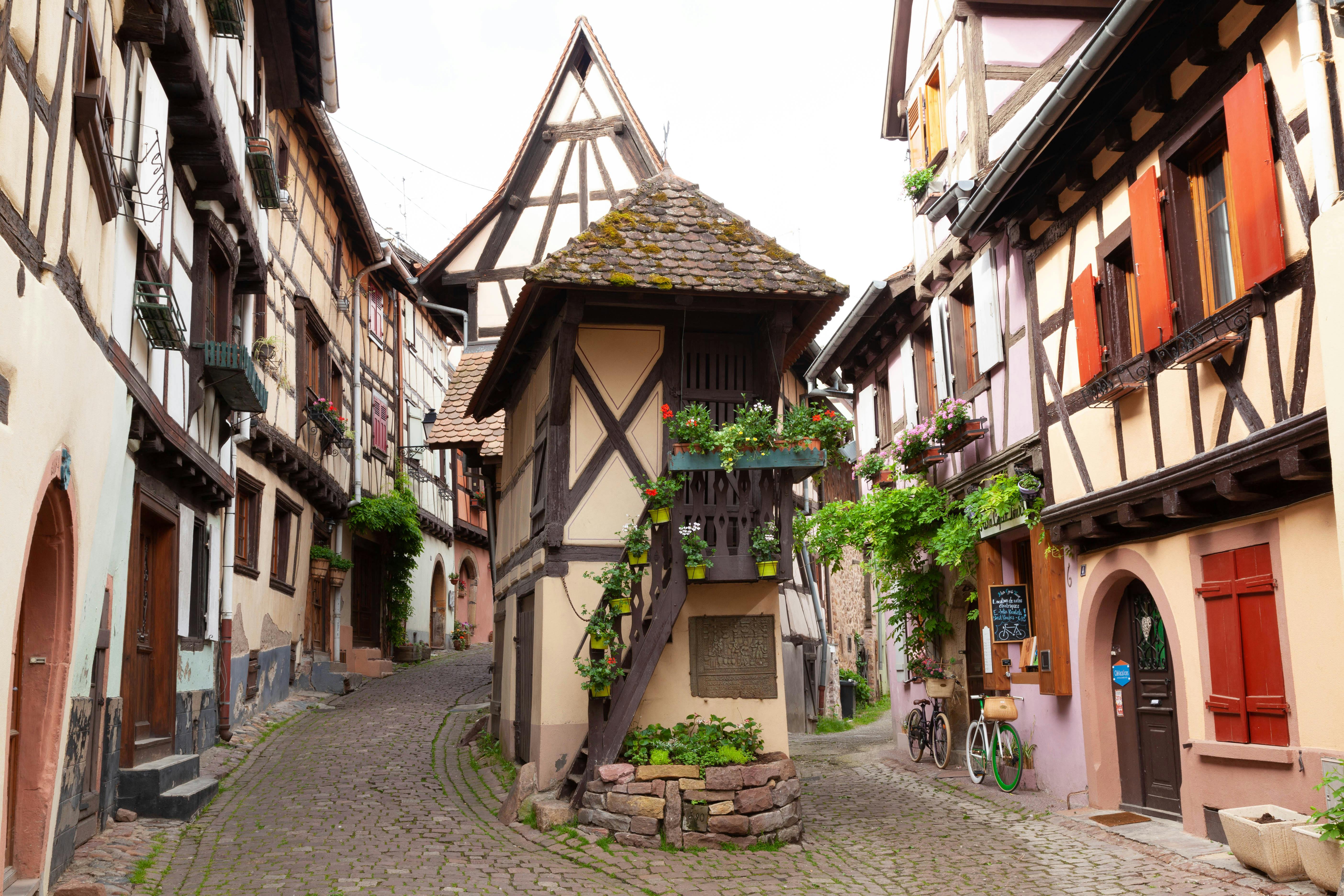 คลังภาพถ่ายฟรีของ @กลางแจ้ง, alsace, eguisheim, grand est, กล่องดอกไม้, กลางวัน, การท่องเที่ยว, ครึ่งไม้, งดงาม, จักรยาน, ชนบท, ชาวยุโรป, ชีวิตในหมู่บ้าน, ซอย, ถนน, ถนนแคบ ๆ, ทางเดิน, ที่นั่งกลางแจ้ง, ที่อยู่อาศัย, นักขี่รถจักรยาน, น่ารัก, ประตู ...