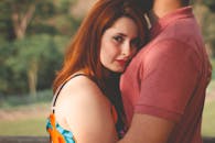 阳光明媚的户外，一对夫妇拥抱的特写镜头，展现了爱与亲密