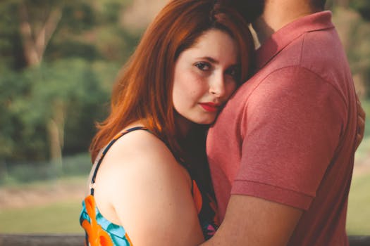 阳光明媚的户外，一对夫妇拥抱的特写镜头，展现了爱与亲密