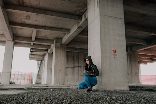 Mujer Sentada Bajo El Puente De Hormigón