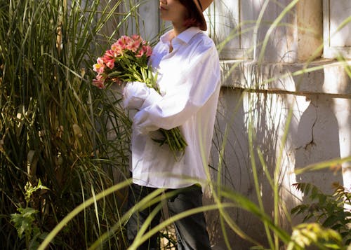 Gratis stockfoto met Aziatische vrouw, bloemen, boeket
