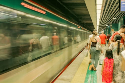 Foto profissional grátis de estação de metrô, movimento borrado, pessoas