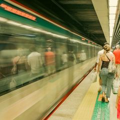 בדיקה משמעתית באתונה: שוטר ירה רימון הלם בתחנת הרכבת התחתית