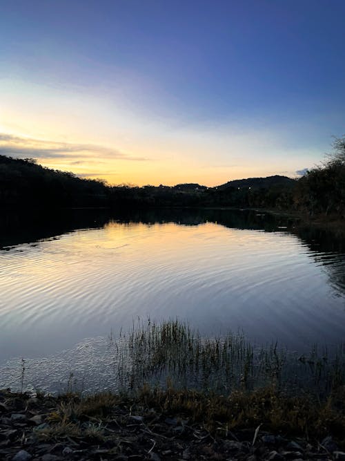 Foto profissional grátis de à beira do lago, água do lago, beleza da natureza