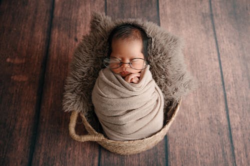 Gratis stockfoto met baby, bril, hoge hoekmening