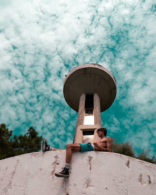 Základová fotografie zdarma na téma městský, mraky, muž