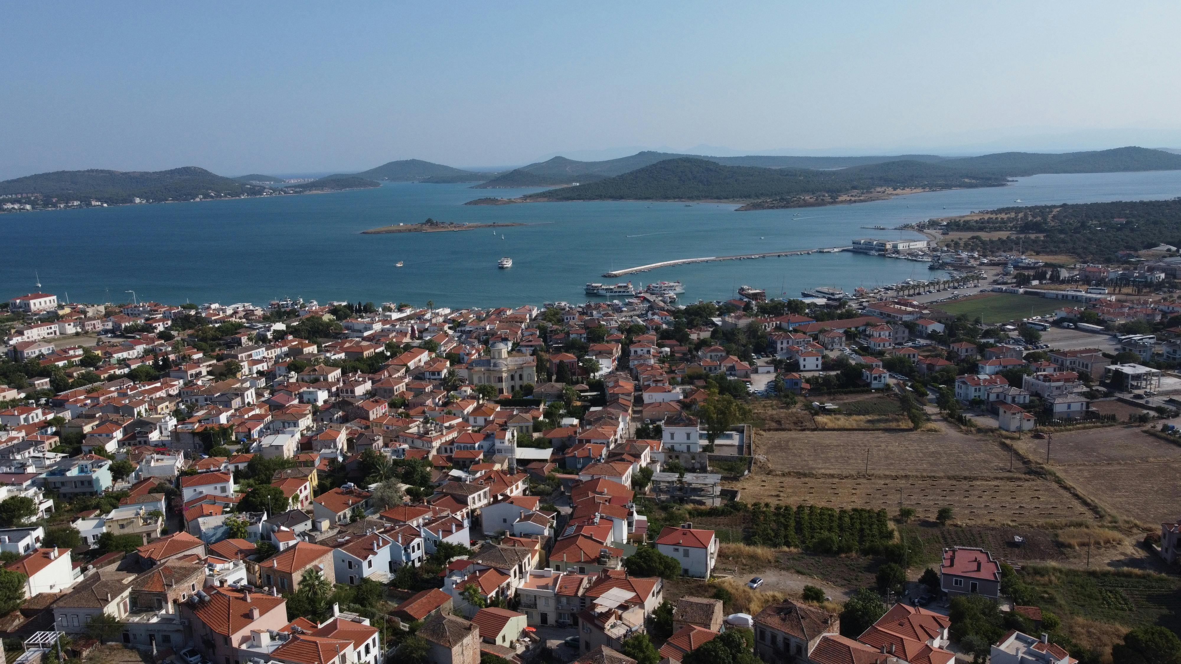 Captivating aerial view of Ayvalık showing the scenic coastline and vibrant cityscape in Türkiye.