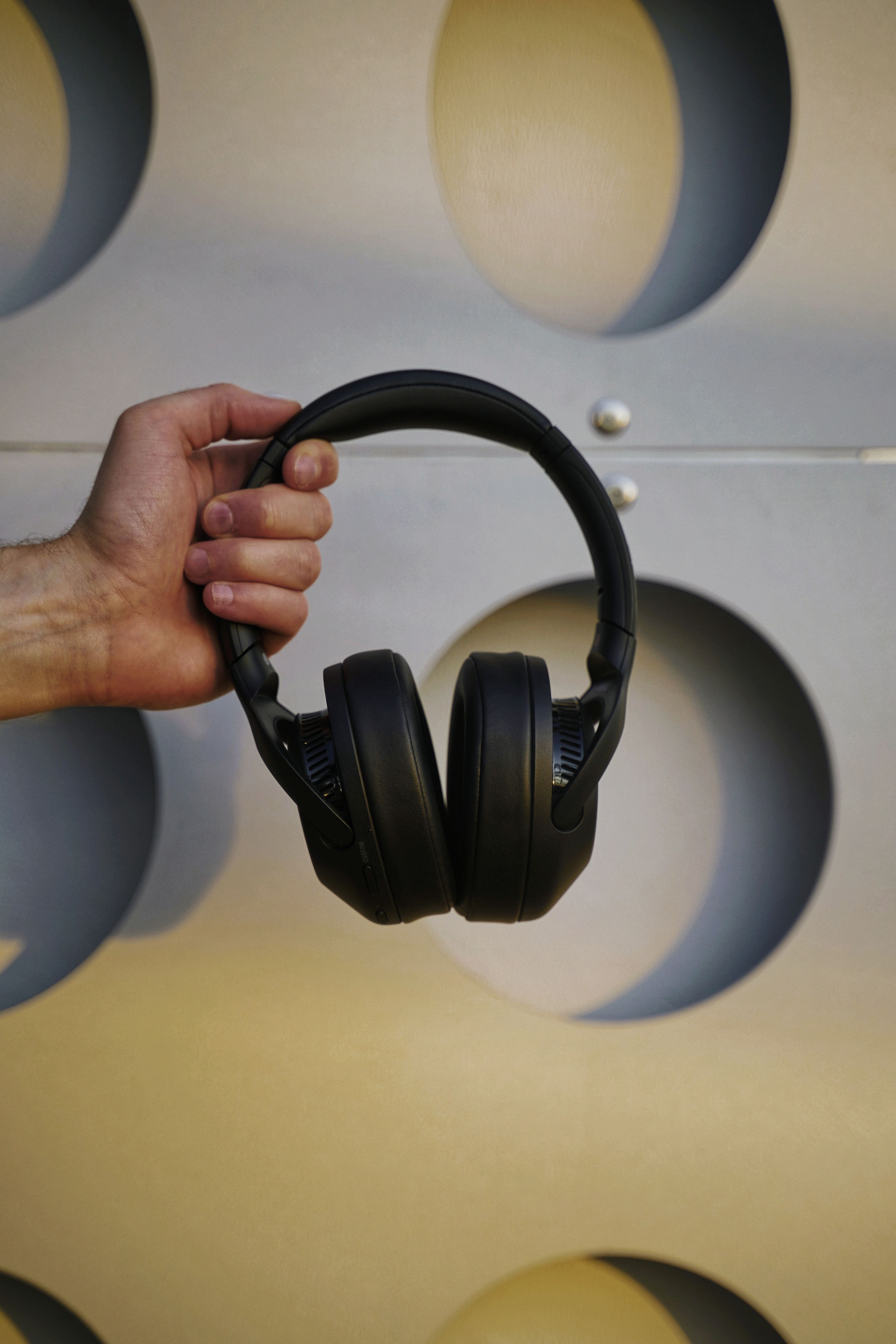 30-hour battery loop test — Sony WH-1000XM5 vs Bose QuietComfort Ultra endurance comparison