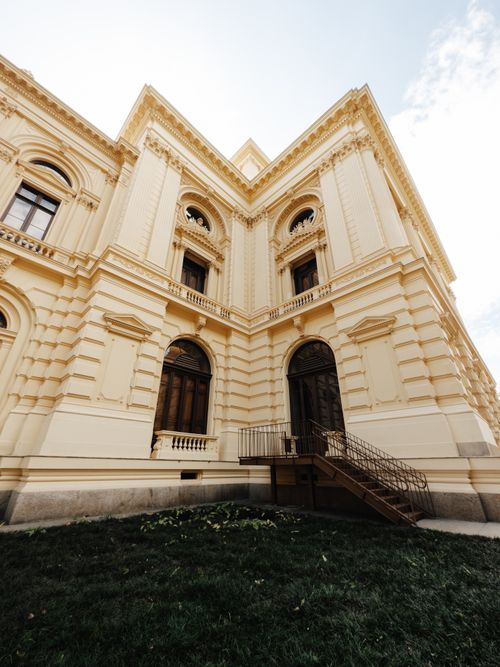 Free Elegant yellow facade of a historic building in São Paulo, showcasing classic architecture. Stock Photo