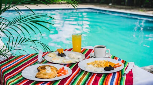 DESAYUNOS AL LADO DE LA PISCINA 